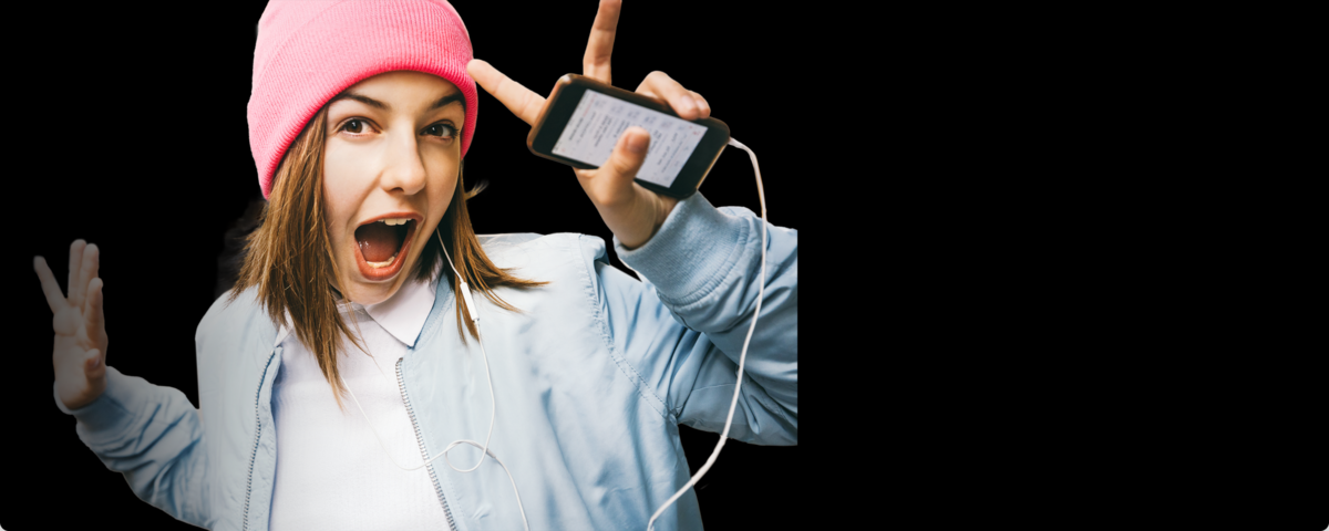 Lächelnde Frau im Auto mit lockigen Haaren hält ihr Handy und freut sich über ihren neuen Handyvertrag.