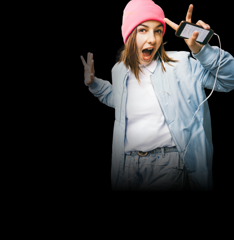 Lächelnde Frau im Auto mit lockigen Haaren hält ihr Handy und freut sich über ihren neuen Handyvertrag.