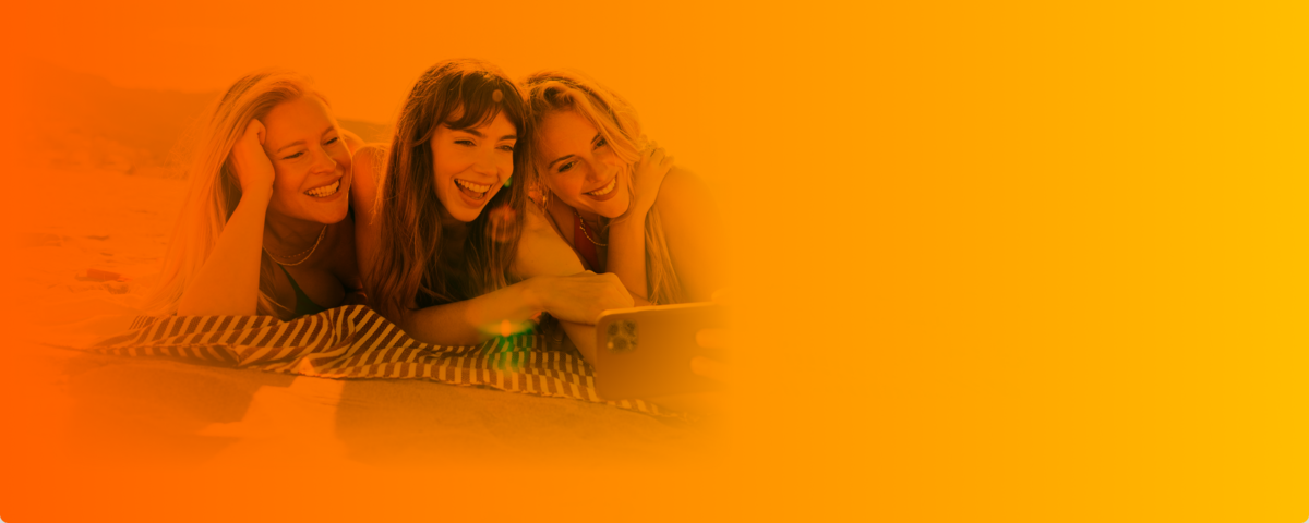 Günstige SIM Karten: 3 glückliche Frauen Streamen mit dem Handy