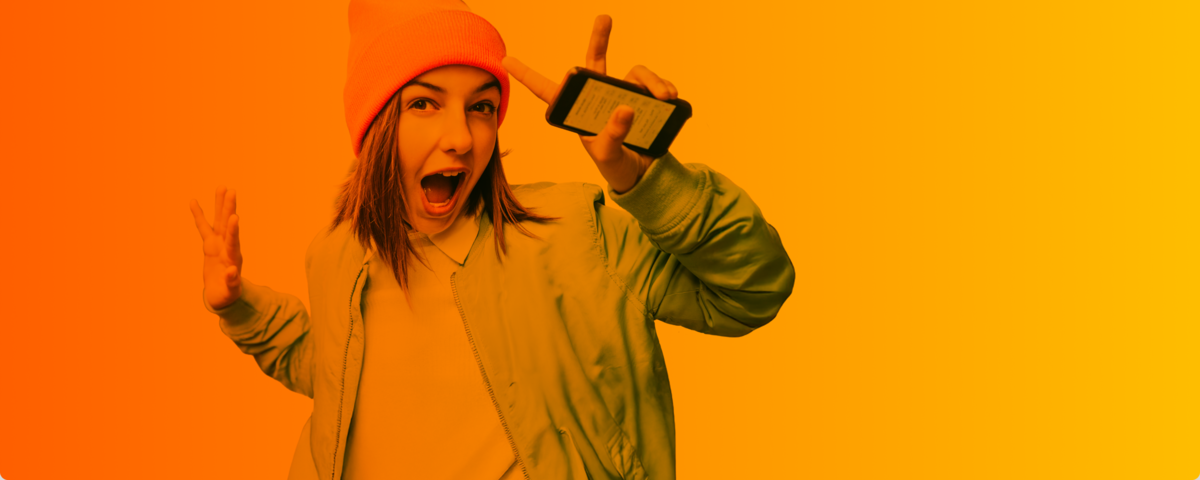Günstige SIM Karten: 1 glückliche Frau streamt mit dem Handy