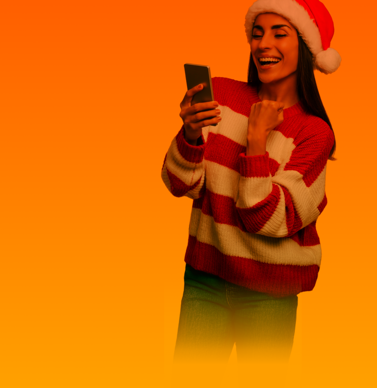 Frau in weihnachtlichem Outfit freut sich über die sim.de Handyvertrag Weihnachtsangebote