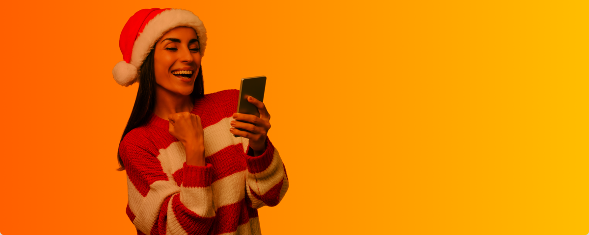 Frau in weihnachtlichem Outfit freut sich über die sim.de Handyvertrag Weihnachtsangebote