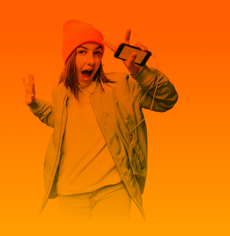 Lächelnde Frau im Auto mit lockigen Haaren hält ihr Handy und freut sich über ihren neuen Handyvertrag.