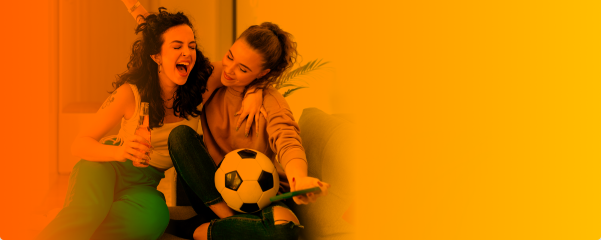 SIM-Karte WM-Deal: Extrem glückliche Mitbewohner, die auf der Couch die WM feiern.