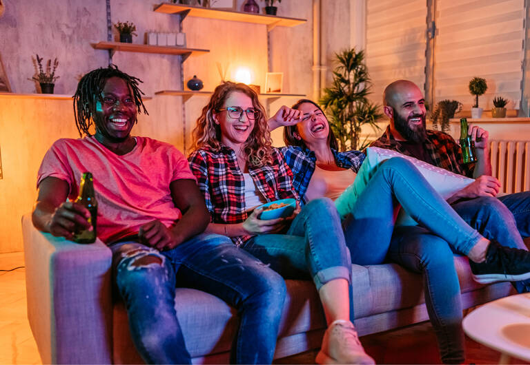 Bild zeigt eine Gruppe Freunde vor dem Fernseher