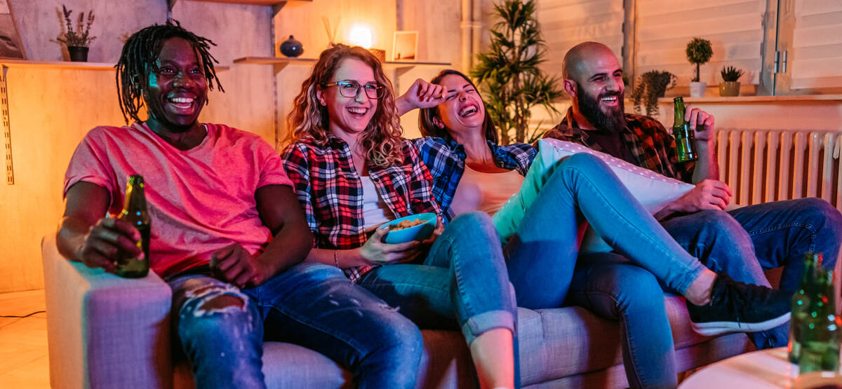 Bild zeigt eine Gruppe Freunde vor dem Fernseher