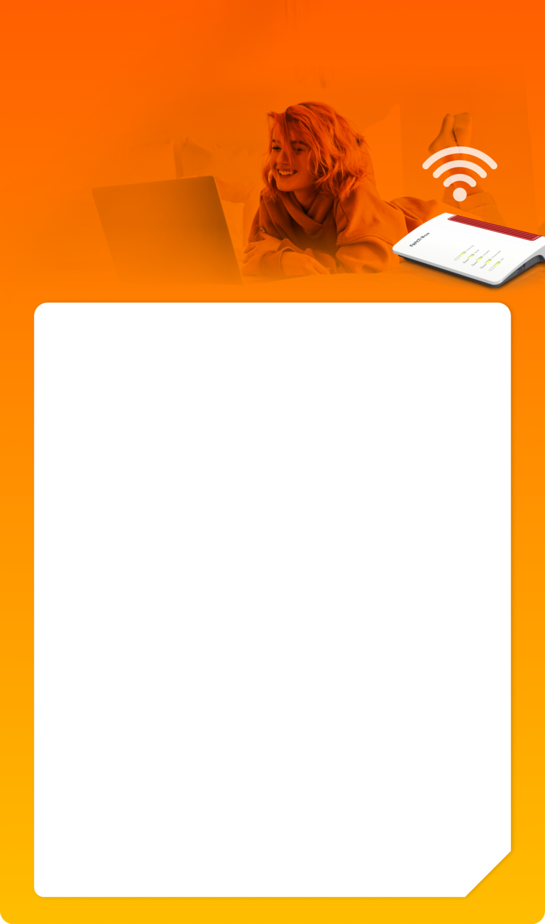 Eine entspannte junge Frau liegt und lächelt in den Laptop-Bildschirm, während sie DSL Internet & Telefon erkundet.