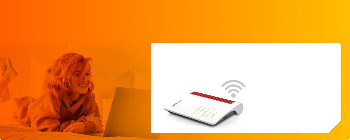 Eine entspannte junge Frau liegt und lächelt in den Laptop-Bildschirm, während sie DSL Internet & Telefon erkundet.