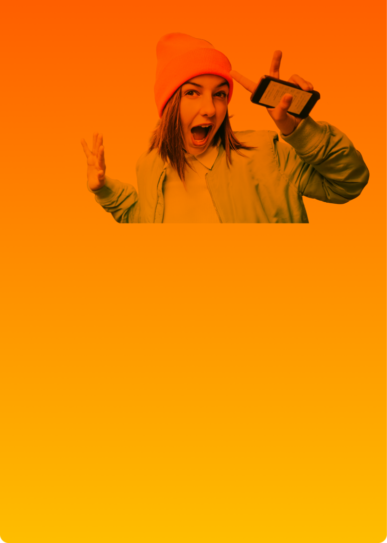 SIM-Karte Sommer-Deal: eine junge Frauen lächelt mit einem Handy in der Hand.