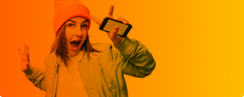 SIM-Karte Sommer-Deal: eine junge Frauen lächelt mit einem Handy in der Hand.