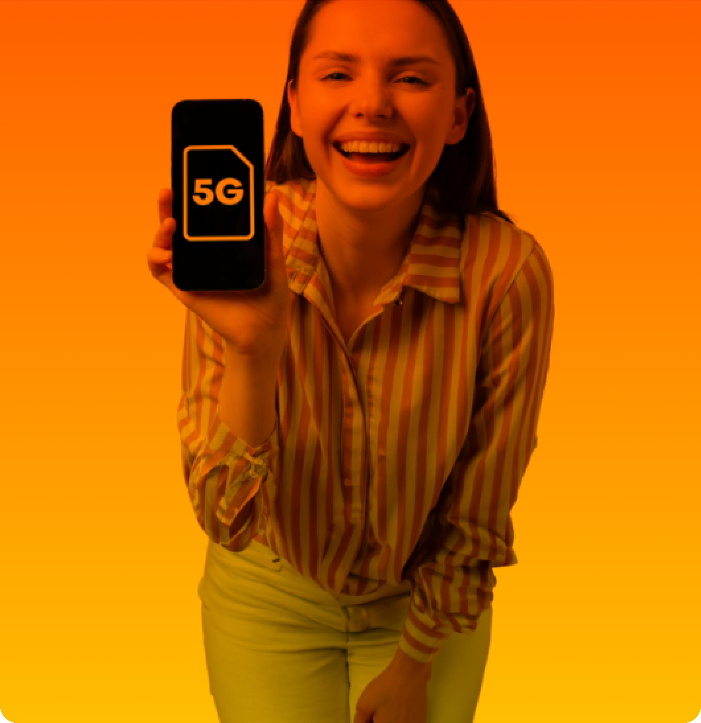 Frau hält Smartphone-Display ins Bild, auf dem eine 5G SIM-Karte abgebildet ist und informiert sich über 5G Tarife.