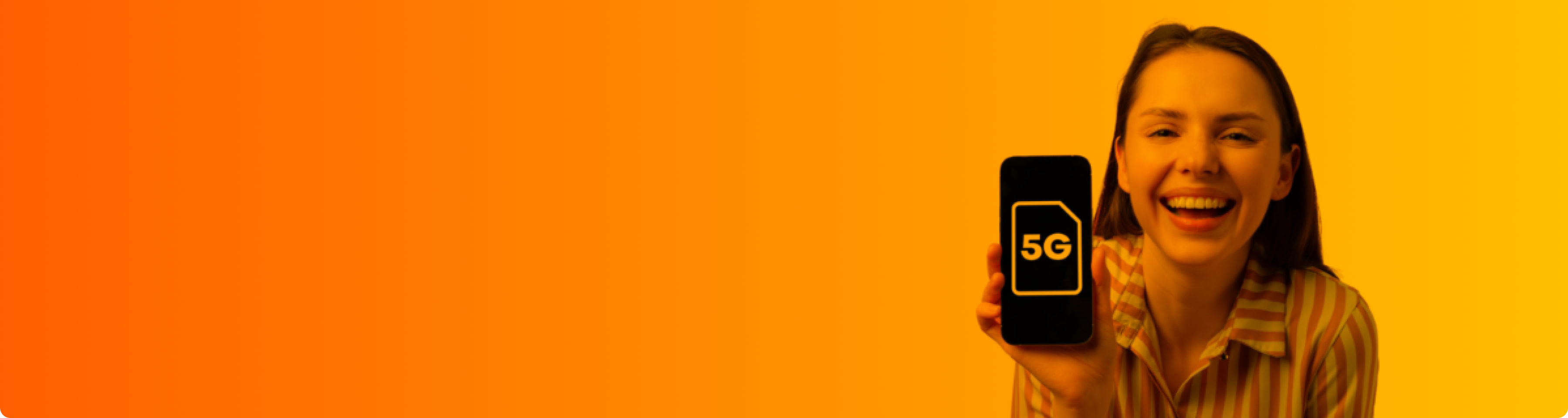 Frau hält Smartphone-Display ins Bild, auf dem eine 5G SIM-Karte abgebildet ist und informiert sich über 5G Tarife.