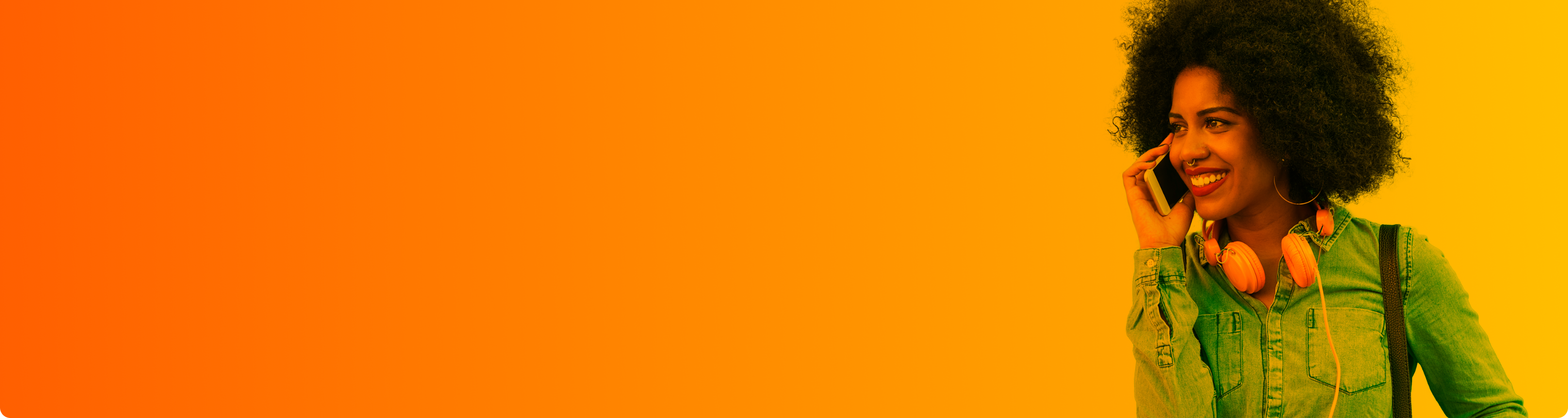 Die junge Frau mit Afrobob und Piercings telefoniert lächelnd mit ihrem Smartphone und Handyvertrag ohne Handy.