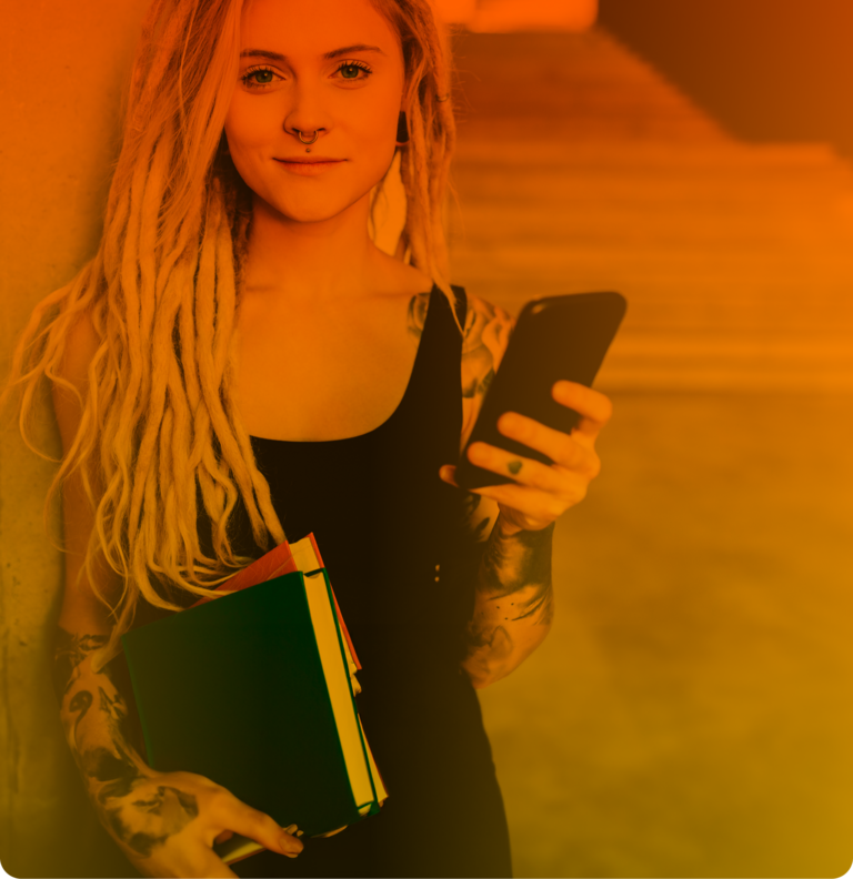 Mit passendem Handytarif ohne Handy schaut eine junge Frau mit Dreadlocks zufrieden in die Kamera und hält ihr Handy.