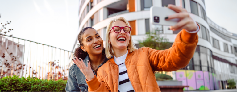 Zwei Frauen schauen auf ein Smartphone