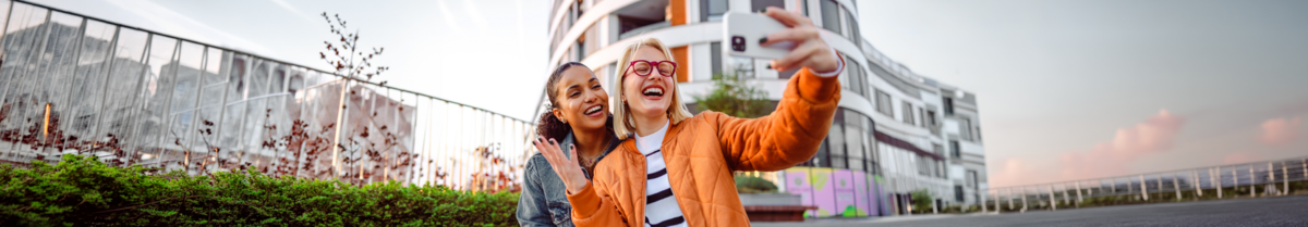 Zwei Frauen schauen auf ein Smartphone