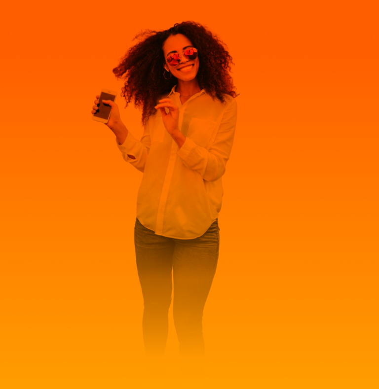 Nach einem erfolgreichem Handytarife Vergleich hört eine junge Frau Musik auf ihrem Smartphone.