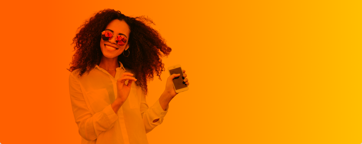 Nach einem erfolgreichem Handytarife Vergleich hört eine junge Frau Musik auf ihrem Smartphone.